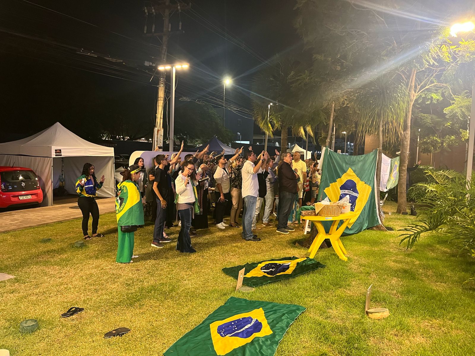 Apoiadores oram em celebração de Páscoa onde Bolsonaro está internado