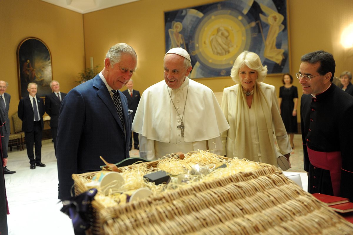 A cor do papa Francisco e membros da família real na Europa - Metro Poly 