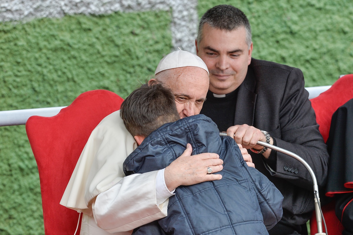 Web resgata vídeo comovente do papa Francisco com filho de homem ateu