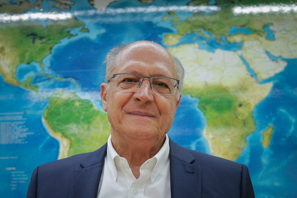 Etanol mais barato que a gasolina ajuda a segurar preços, diz Alckmin