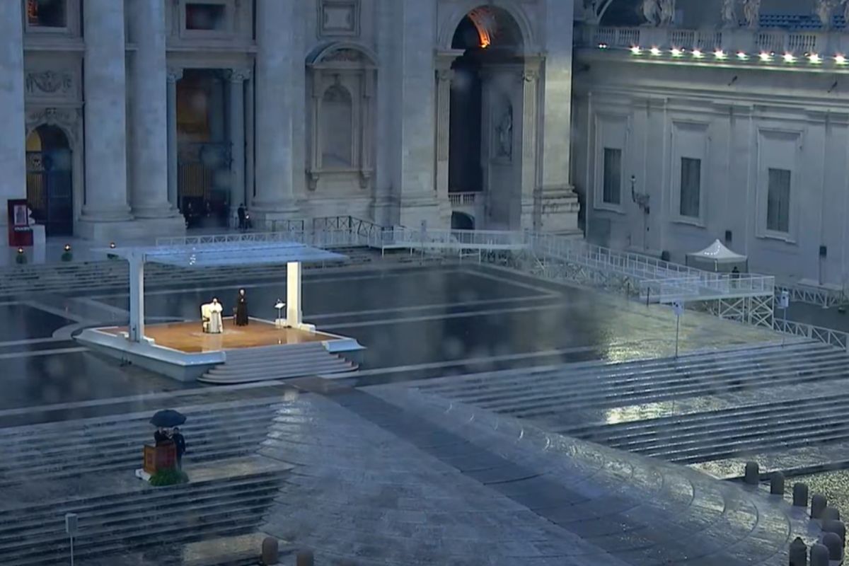 Relembre dia em que o papa rezou sozinho no Vaticano durante pandemia