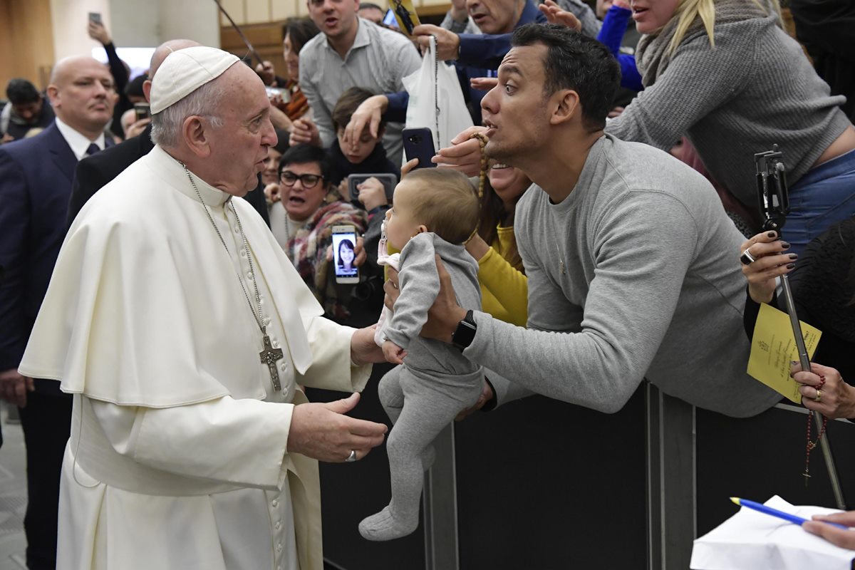 Em brincadeira, papa Francisco quis “adotar” bebê brasiliense; entenda