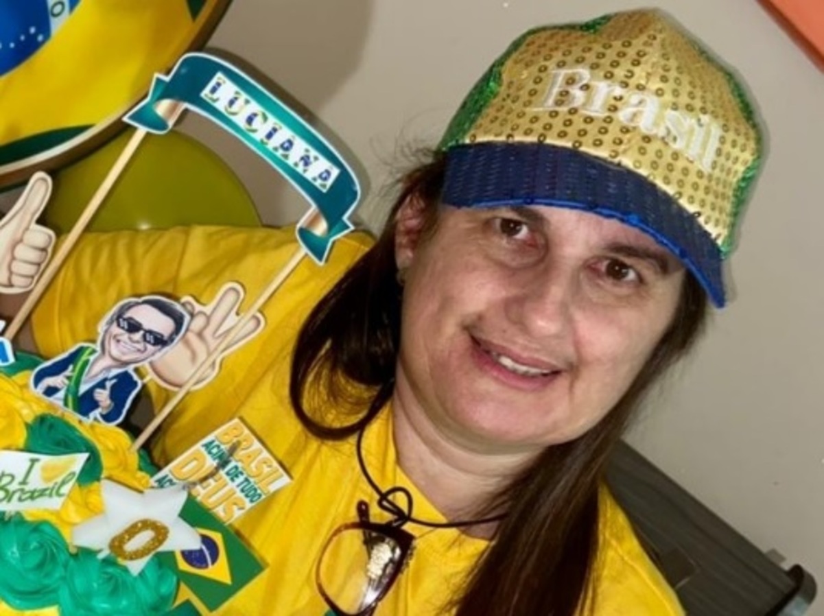 Professora teme prisão após tornozeleira descarregar em sala de aula