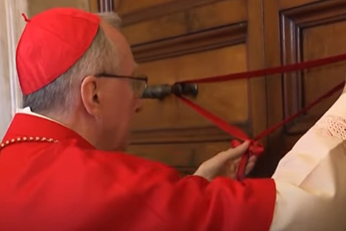 Vídeo: veja momento em que quarto do papa Francisco é selado