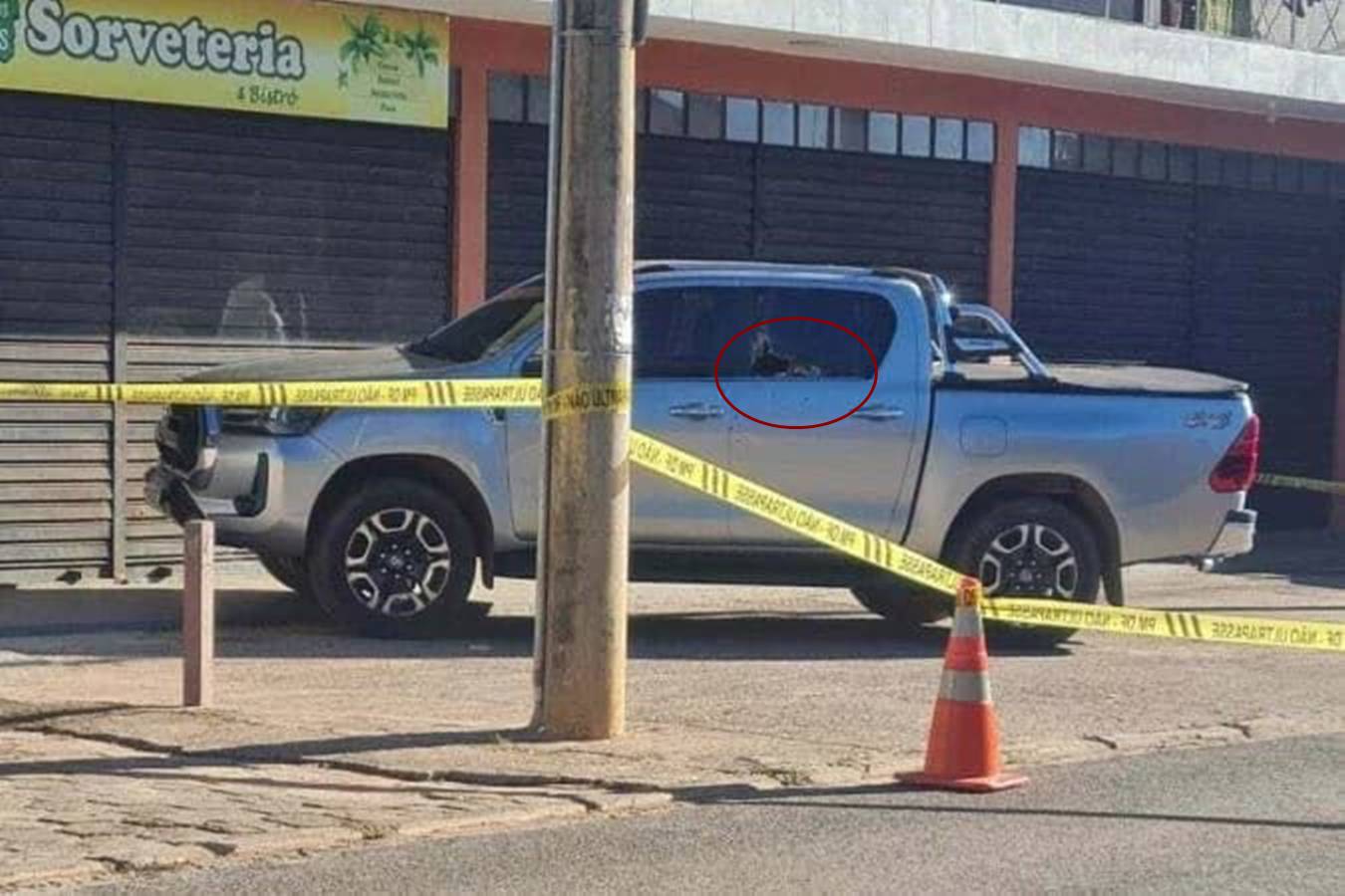 Carro em que casal foi encontrado morto tinha marcas de tiros. Veja