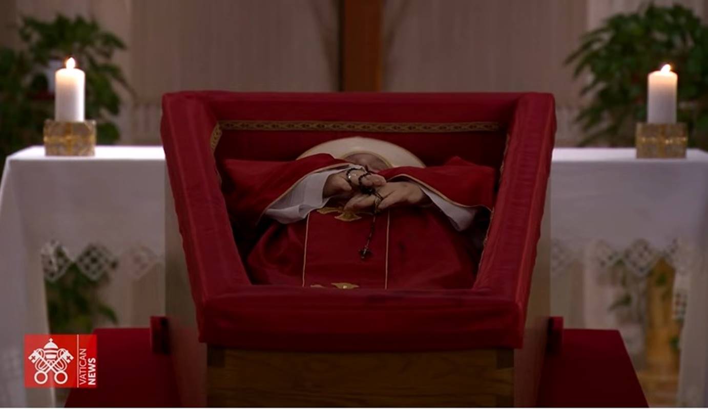 Vídeo: Vaticano divulga primeiras imagens do papa Francisco no caixão