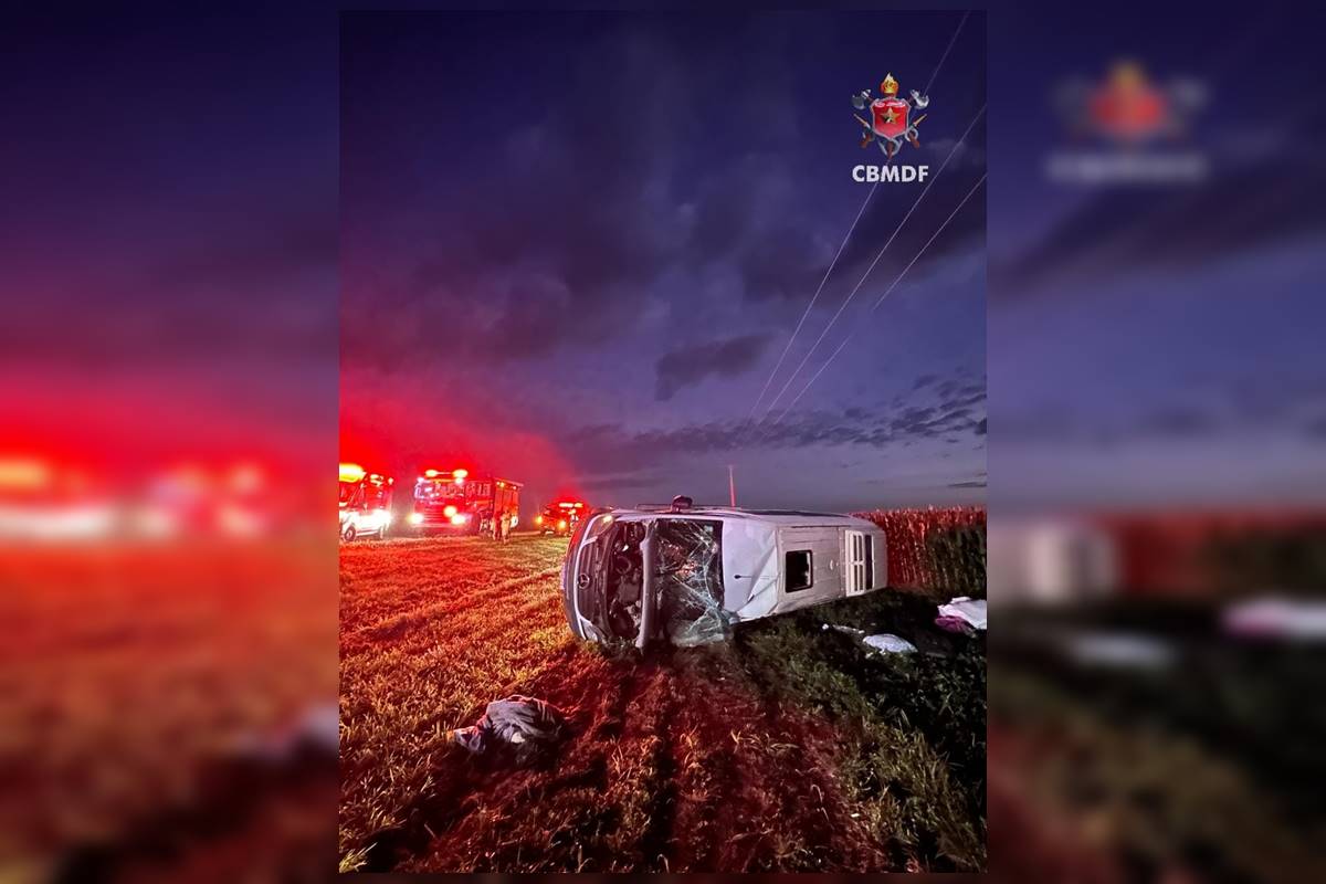 Nove pessoas ficam feridas após capotamento de van no Distrito Federal