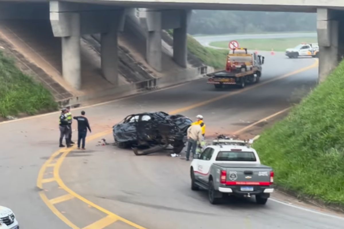 Dois morrem após carro bater em grade e despencar de ribanceira em SP