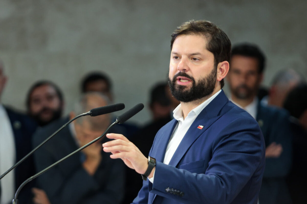 Gabriel Boric elogia democracia do Brasil após condenação de Bolsonaro