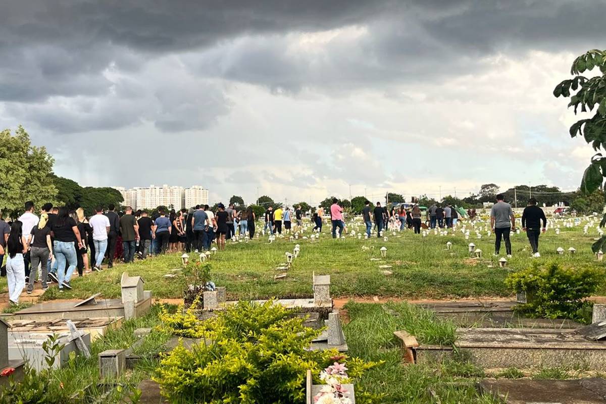 Amigos mortos são enterrados na mesma hora em cerimônias comoventes