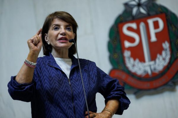 Imagem colorida da Professora Bebel (PT) no púlpito na Alesp