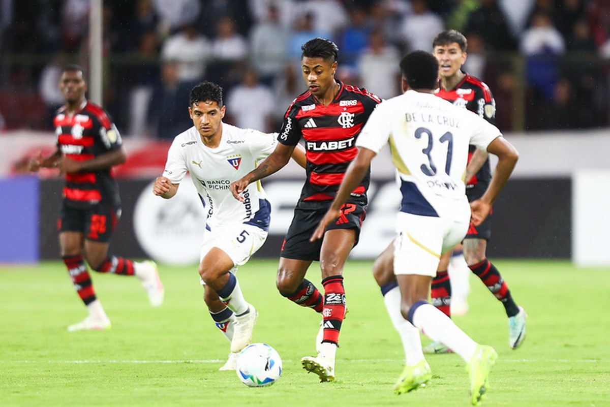 Filipe Luís valoriza empate e revela que atacante precisou de oxigênio