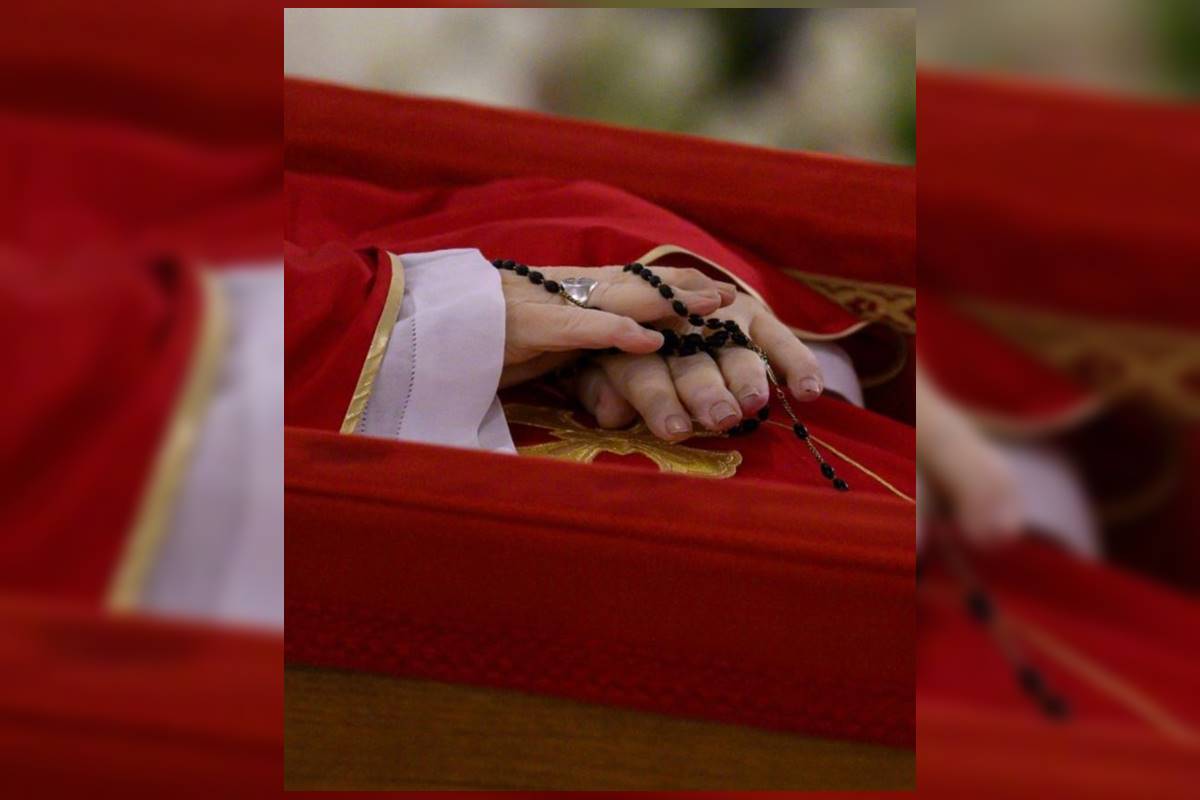 Despedida: cardeais rezam diante do corpo do papa Francisco. Vídeo