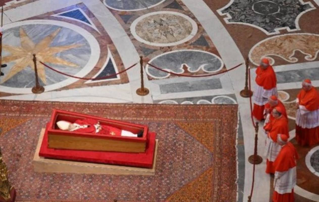 Vaticano: corpo do papa Francisco chega à Basílica de São Pedro