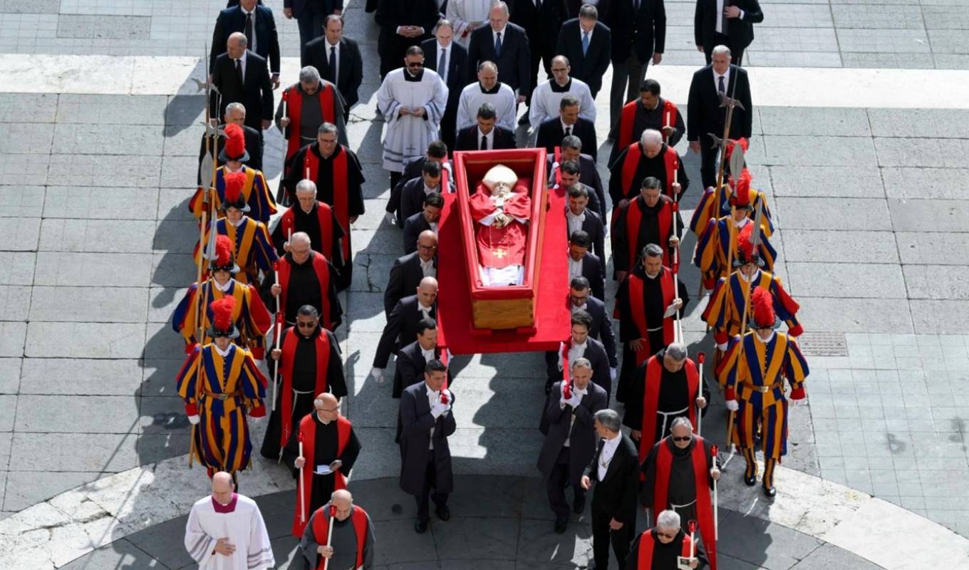 Vídeo: veja a chegada do corpo do papa Francisco ao local do velório