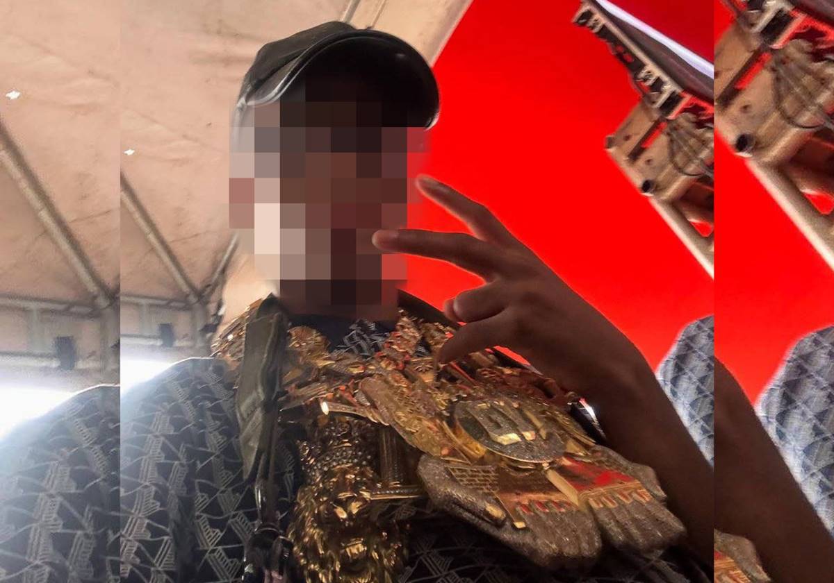 Boca de 09 usa corrente de líder do CV e faz foto com sinal da facção