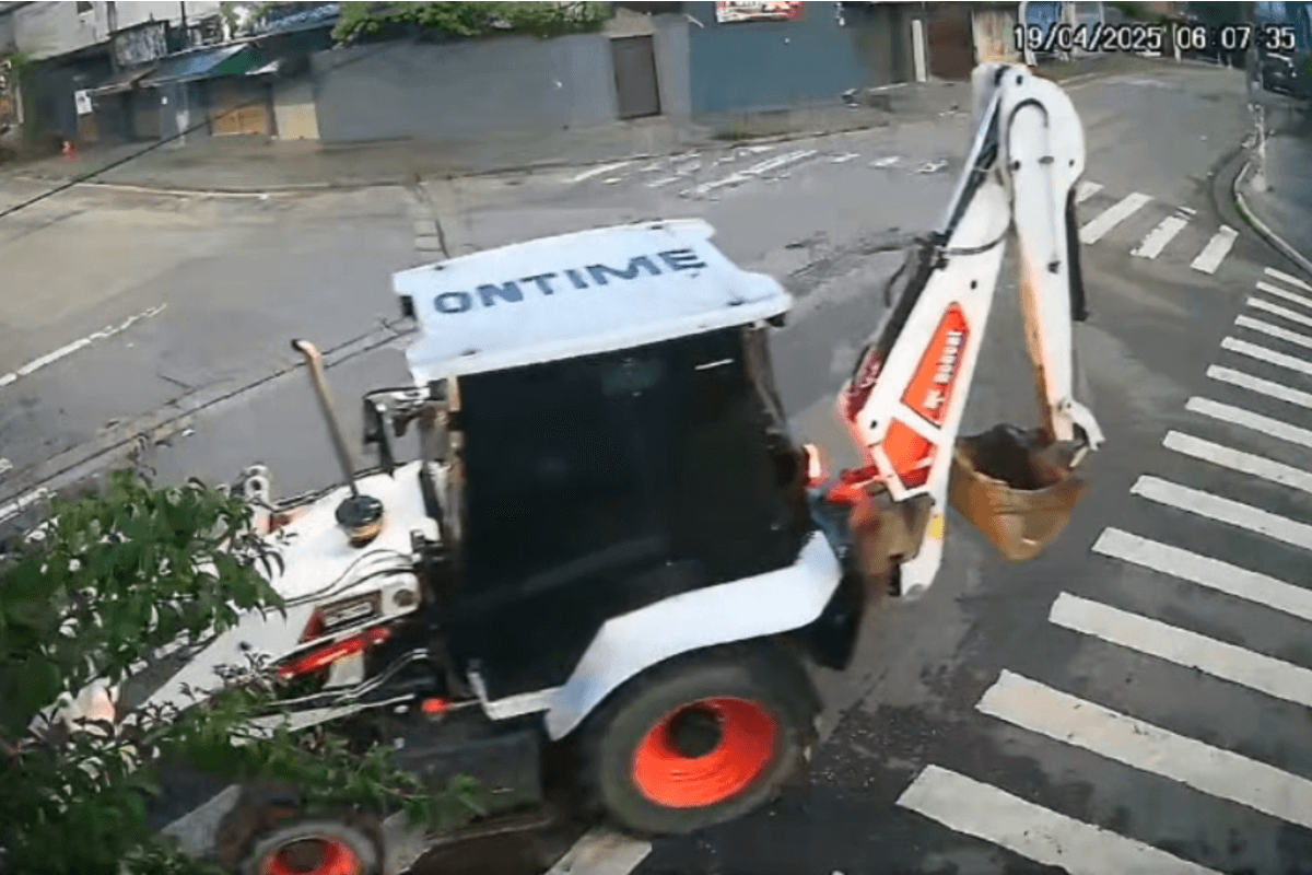 Suspeitos furtam retroescavadeiras de garagem em Guarulhos (SP). Vídeo