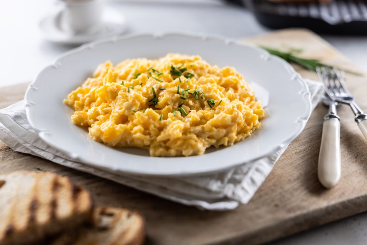 Ovos mexidos de hotel: aprenda truques de chef para fazer a receita
