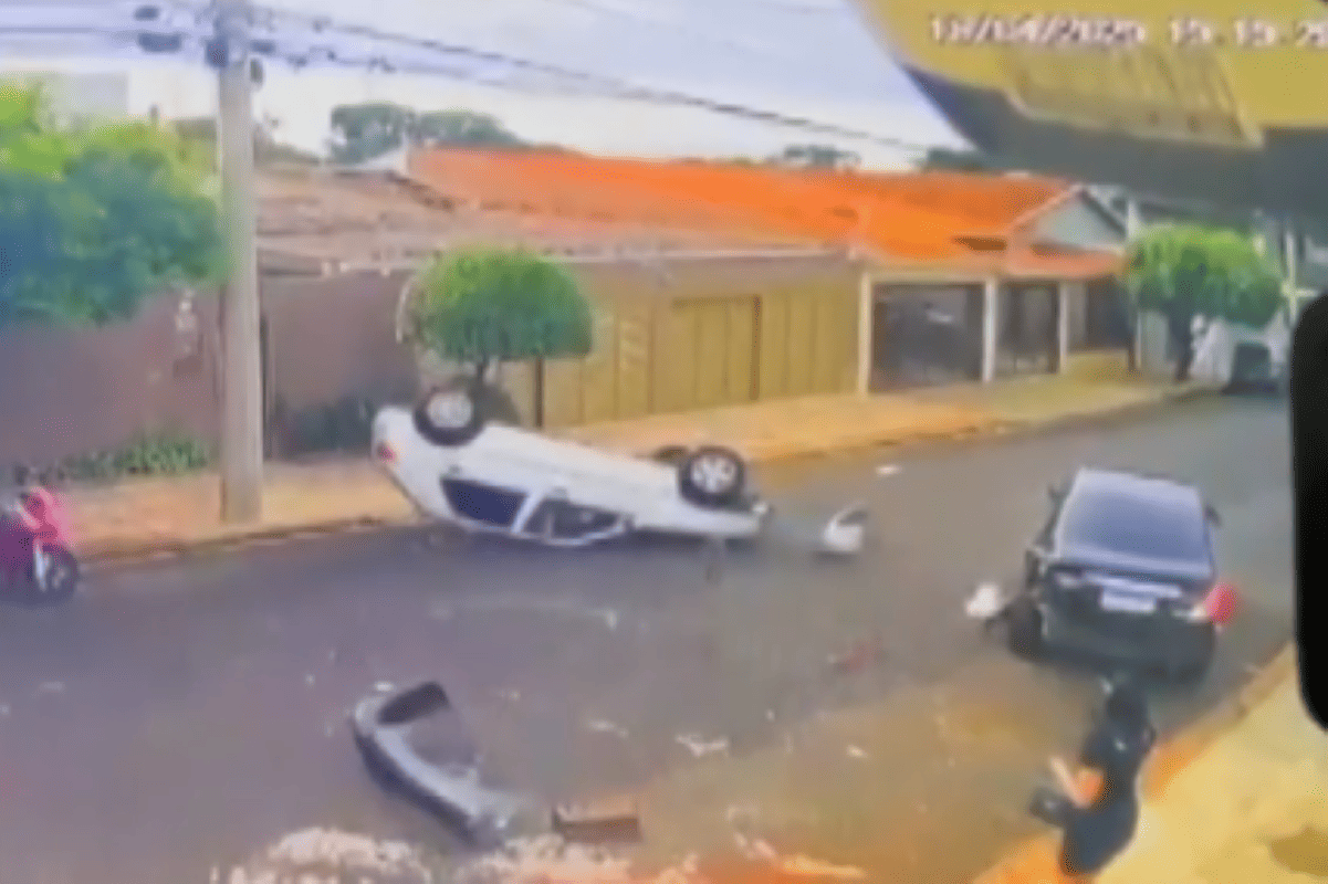 Vídeo: mulher bate em carro com criança dentro e recusa bafômetro
