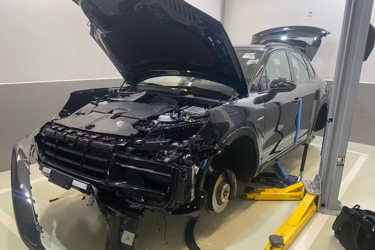 Segurança de loja de Porsche roubada foi amarrado com próprio cadarço