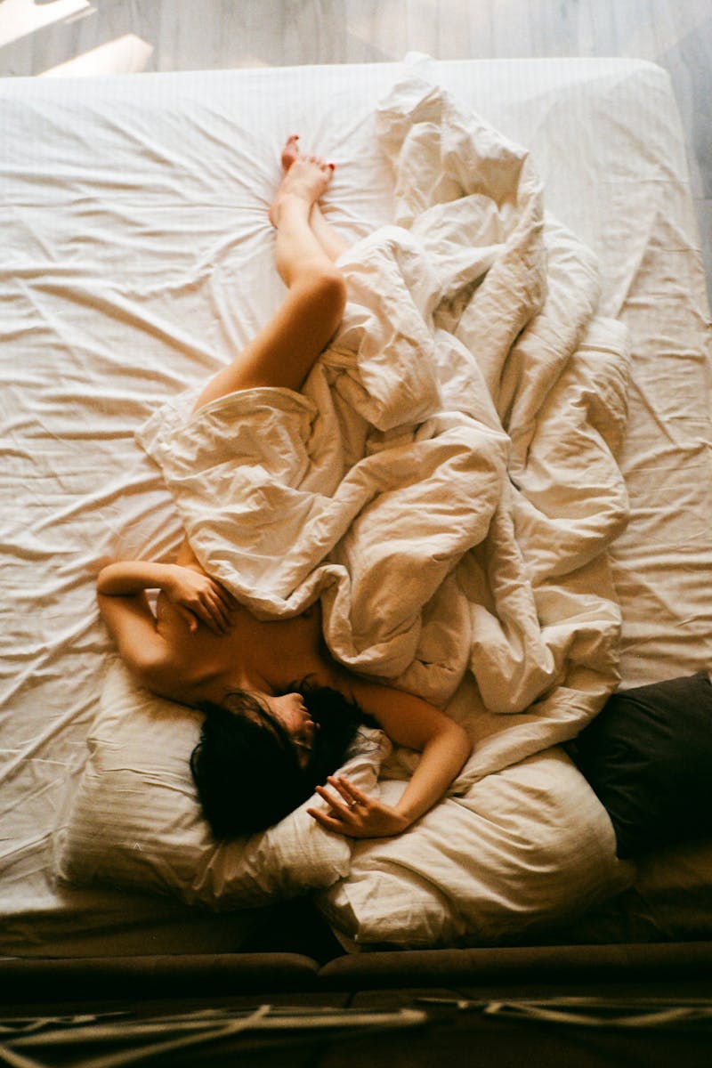 Mulher sem roupa deitada em cama - Metrópoles
