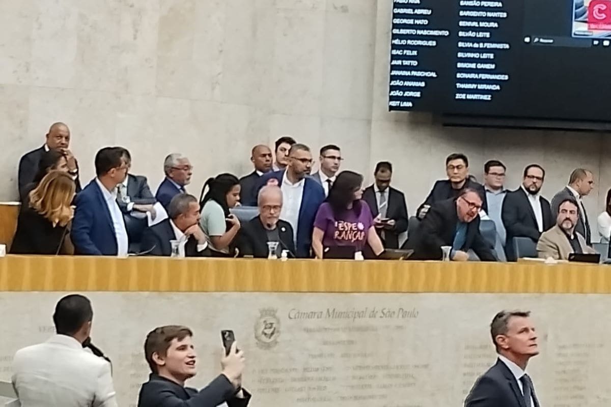 Com protestos, Câmara aprova em 1º turno reajuste de 2,6% a servidores