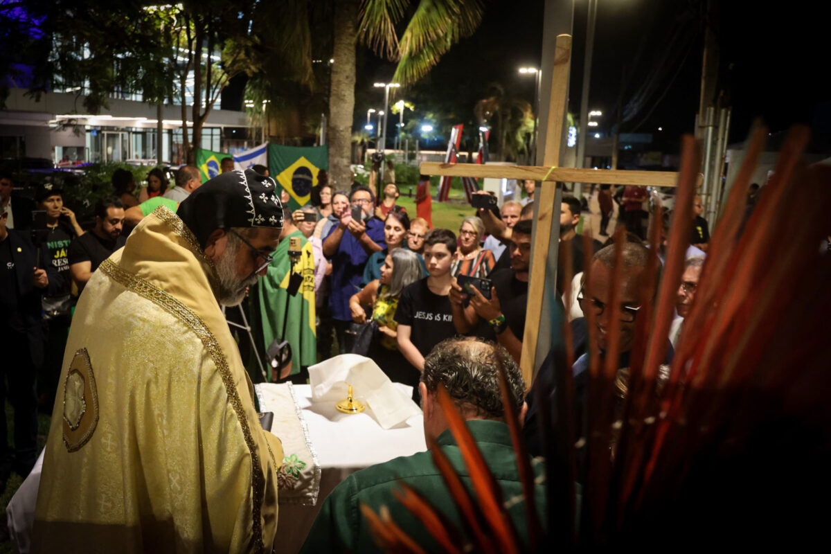 Padre Kelmon celebra missa por Bolsonaro na porta de hospital no DF