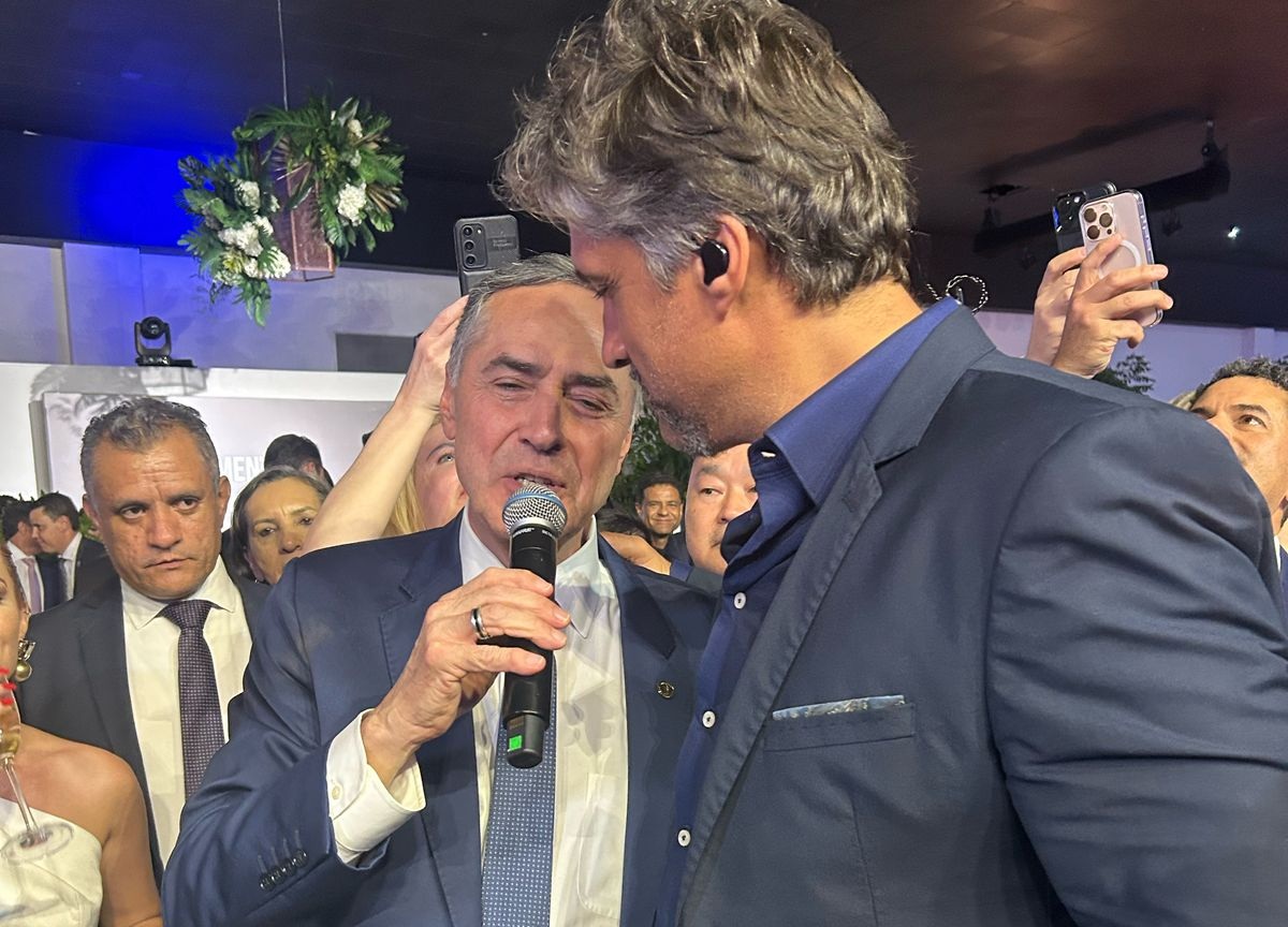 Vídeo: presidente do STF faz “dupla” com cantor sertanejo em festa