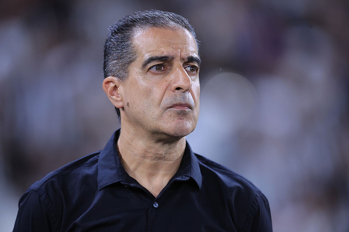 Renato Paiva comenta momento do Botafogo: “Fase muito estranha”
