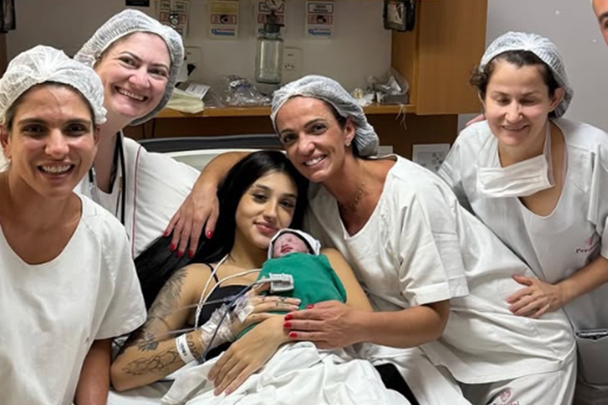 Bia Miranda se desespera ao ver filha recém-nascida internada na UTI