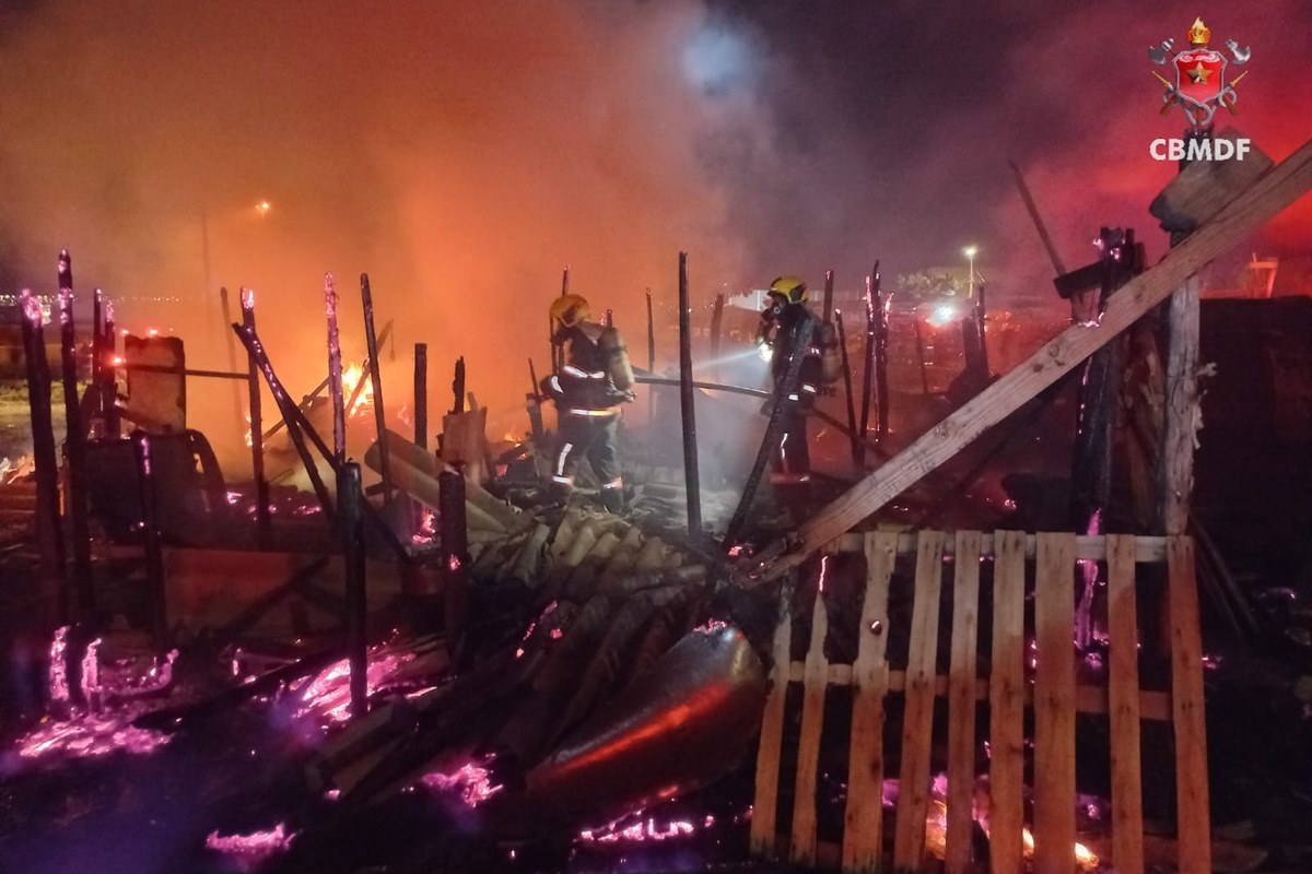 Incêndio destrói barracos no Recanto das Emas. Veja vídeo