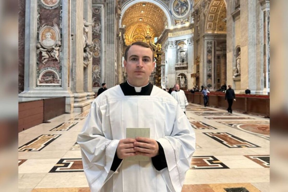 Quem é o padre de SC que ajudou no traslado do corpo do papa