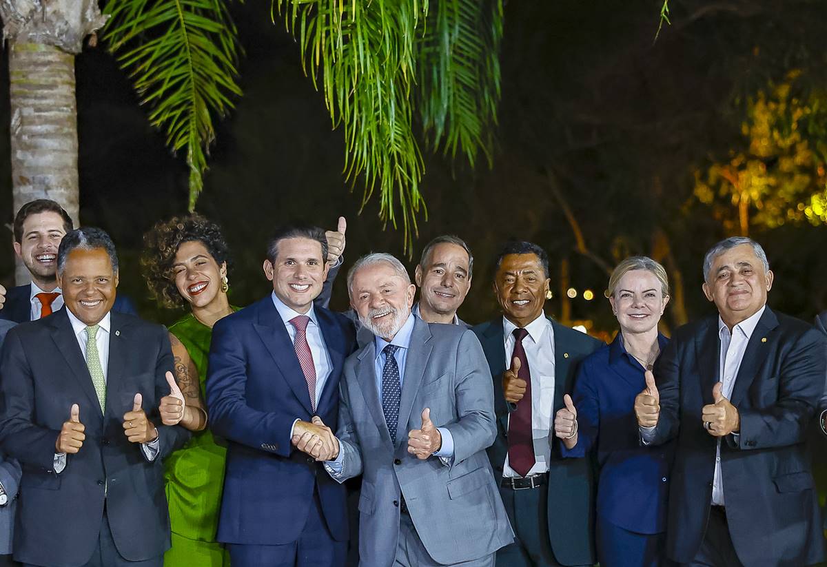 Em jantar com líderes, Lula sinaliza que será “candidatíssimo” em 2026
