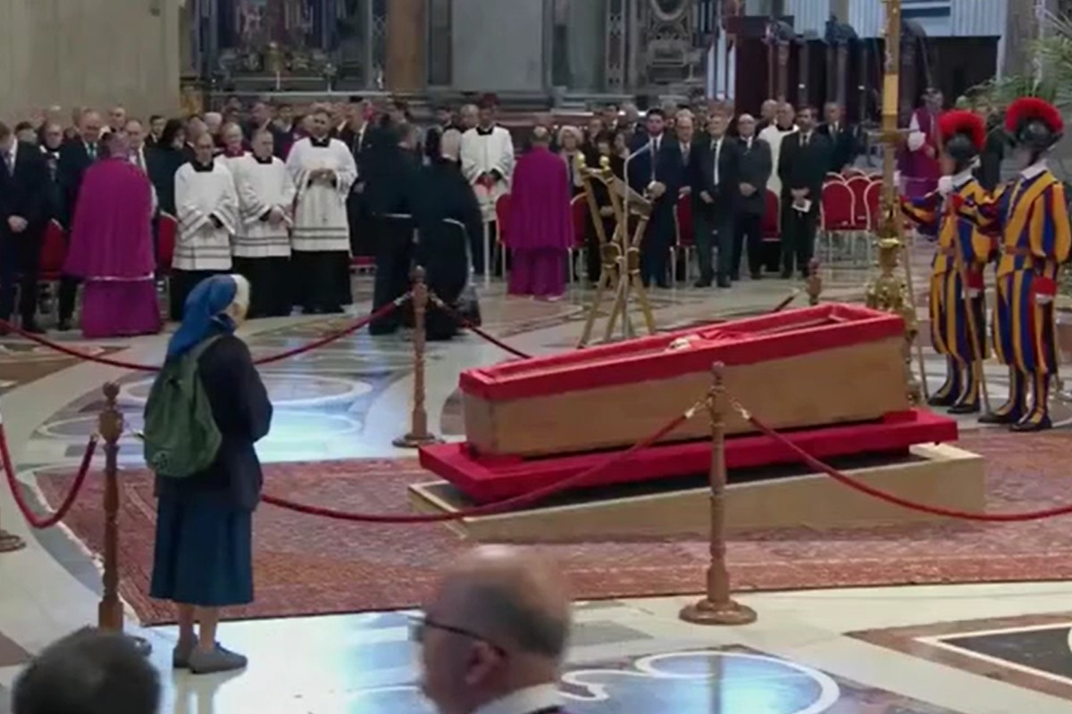 Conheça a freira que quebrou protocolo no velório papa do Francisco