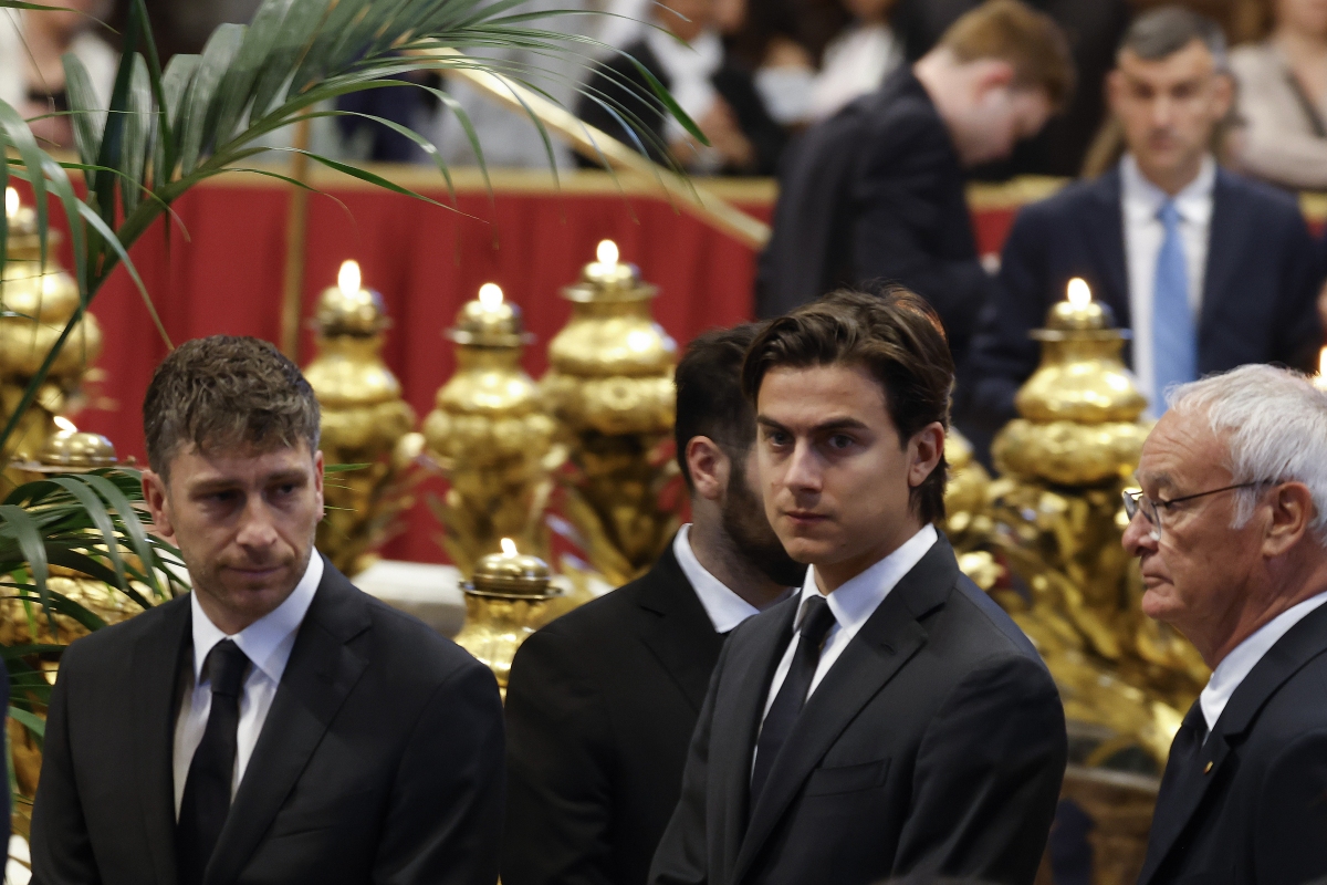 Elenco da Roma comparece ao velório do papa Francisco, no Vaticano
