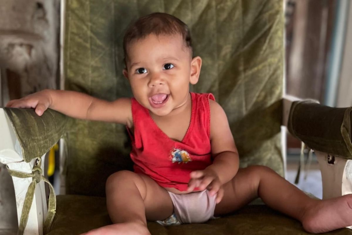 Mãe de bebê morta após consumir açaí está em choque: “Chora do nada”