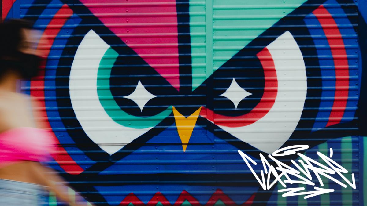 Na imagem com cor, foto do artista grafiteiro caburé - metrópoles