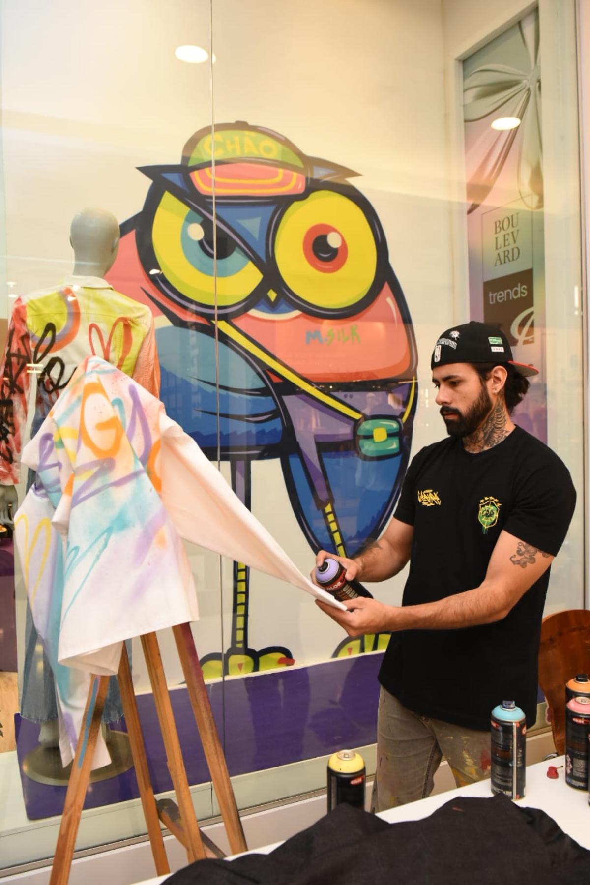 Na imagem com cor, foto do artista grafiteiro caburé - metrópoles