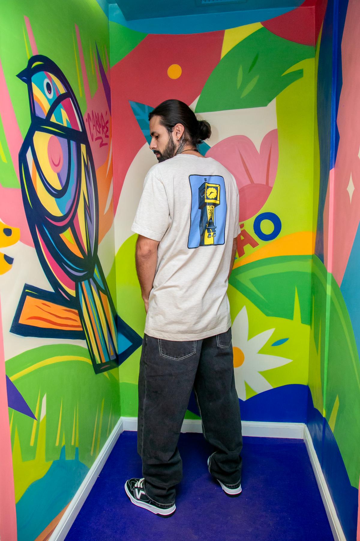 Na imagem com cor, foto do artista grafiteiro caburé - metrópoles 
