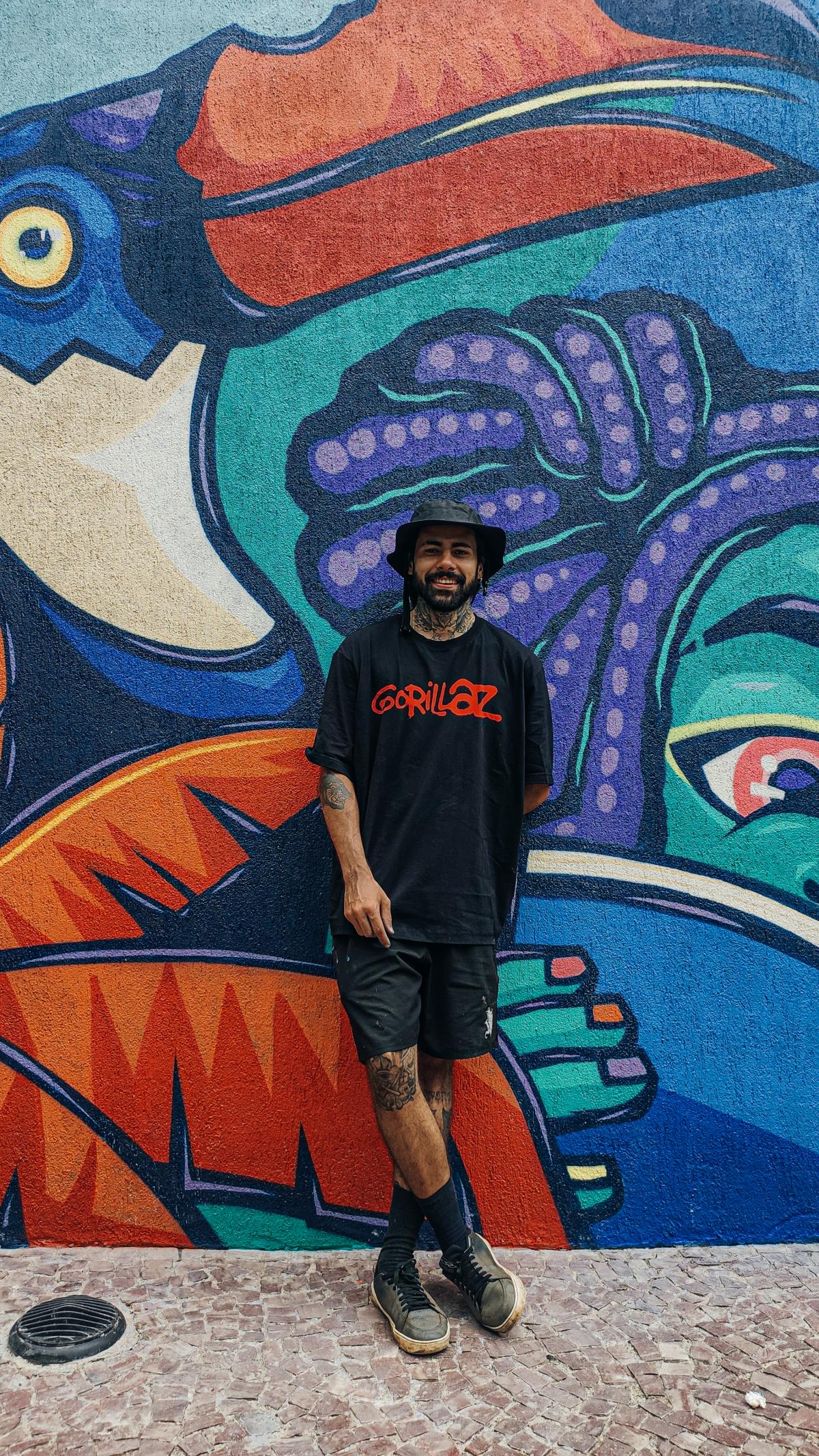 Na imagem com cor, foto do artista grafiteiro caburé - metrópoles 