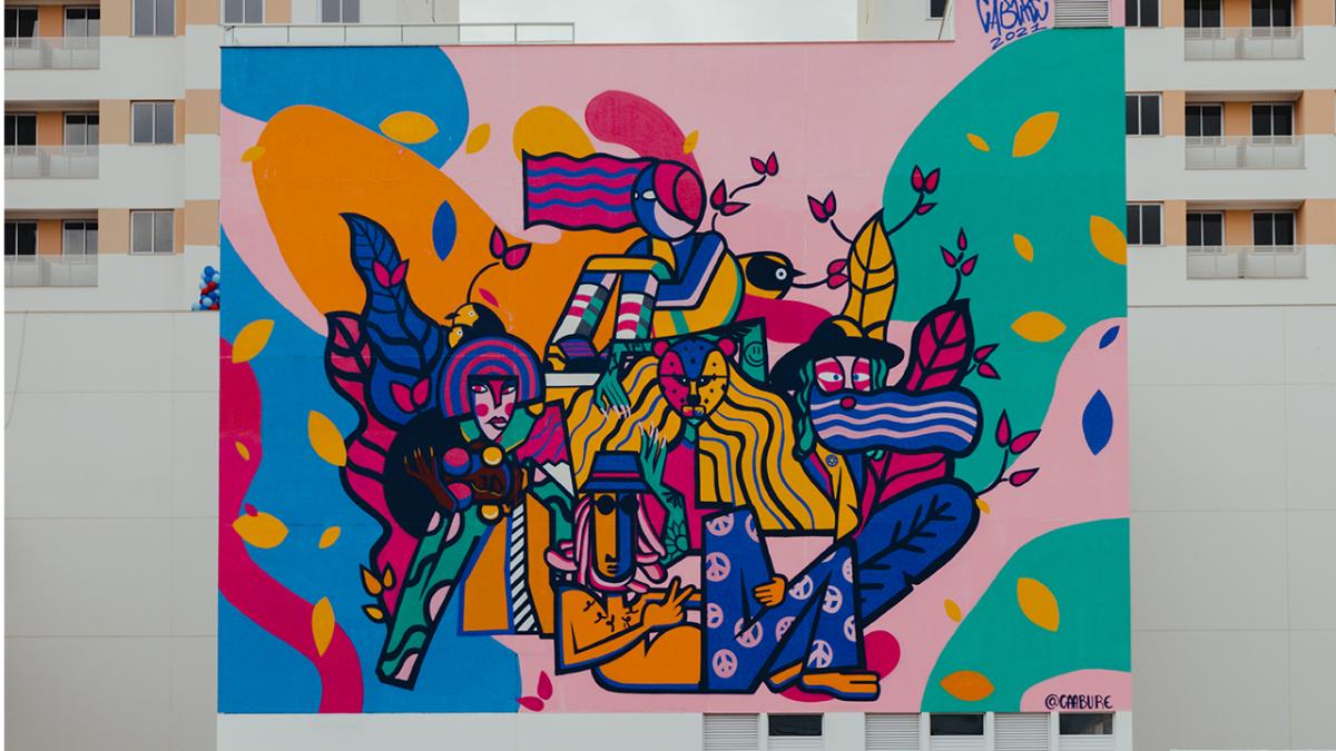 Na imagem com cor, foto do artista grafiteiro caburé - metrópoles