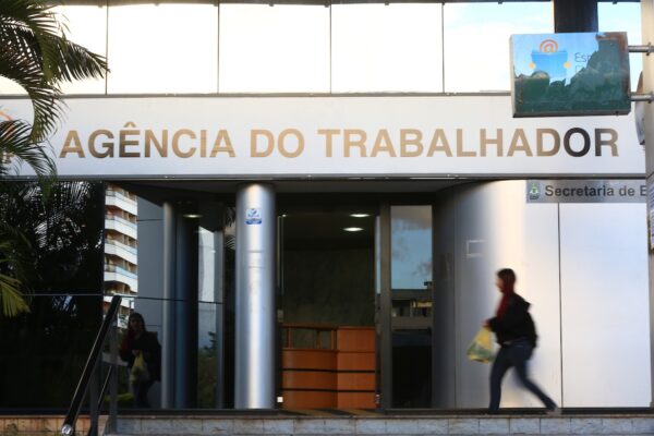 O Brasil começou a crescer e retornar à 10 maior economia do mundo. O Brasil começou a crescer e retornar à 10 maior economia do mundo.