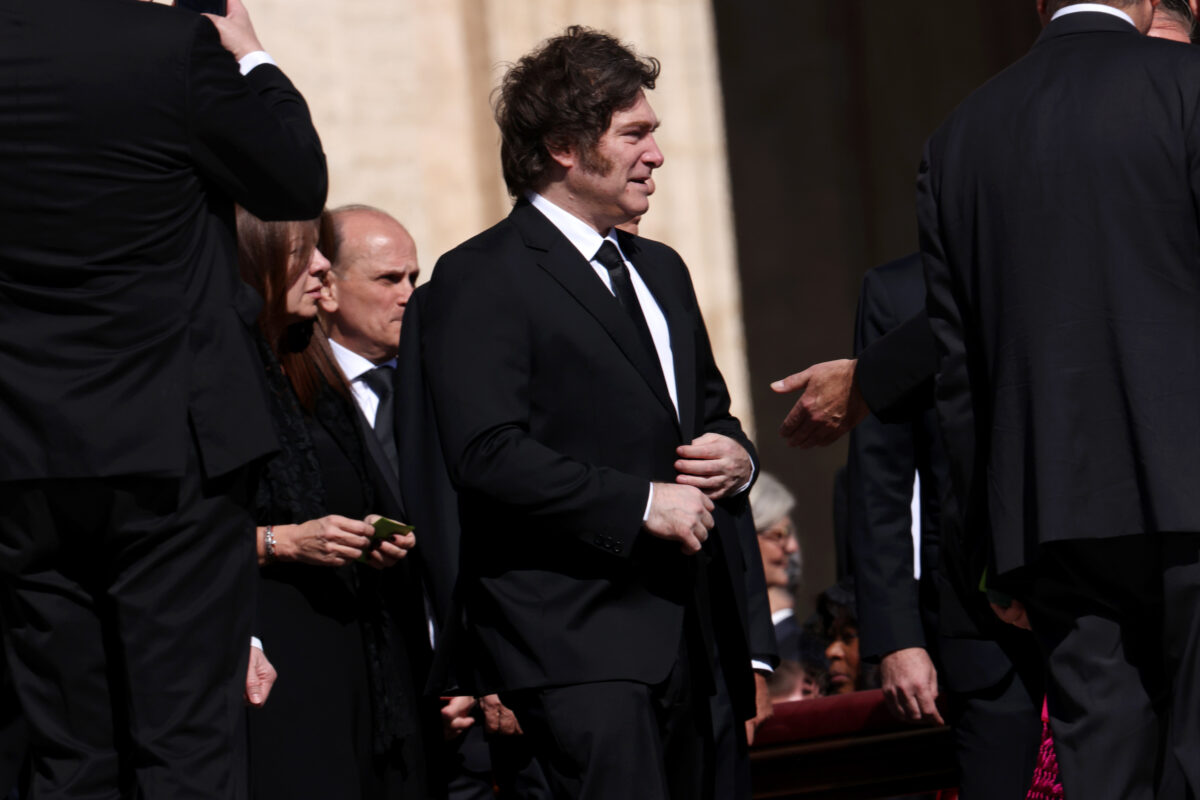 Javier Milei revela ter pedido desculpas a papa Francisco em encontro