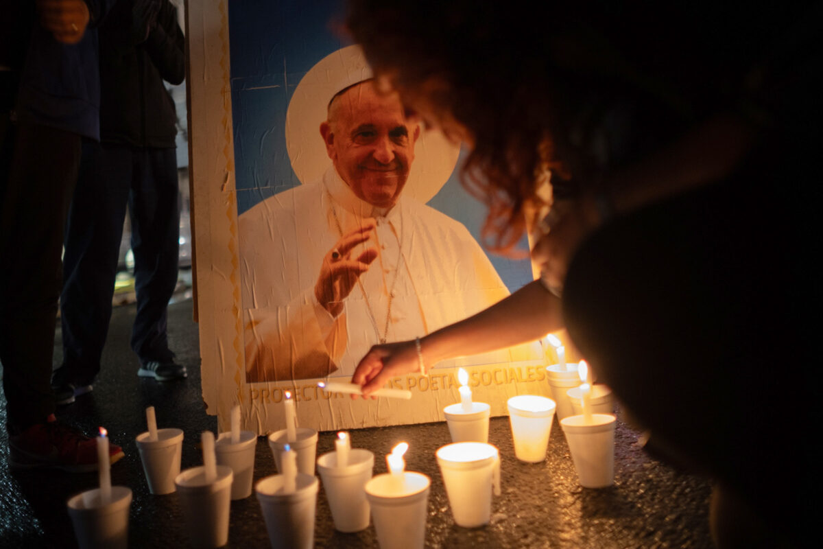 Fiéis fazem vigília em Buenos Aires para homenagear papa Francisco