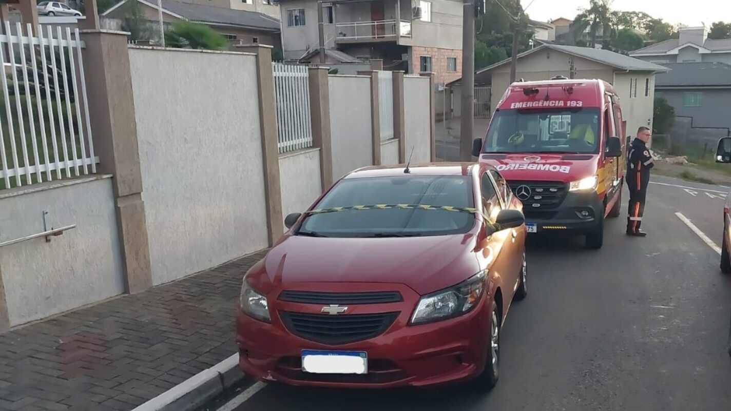 Criança morre ao ser esquecida dentro de carro pela madrasta em SC