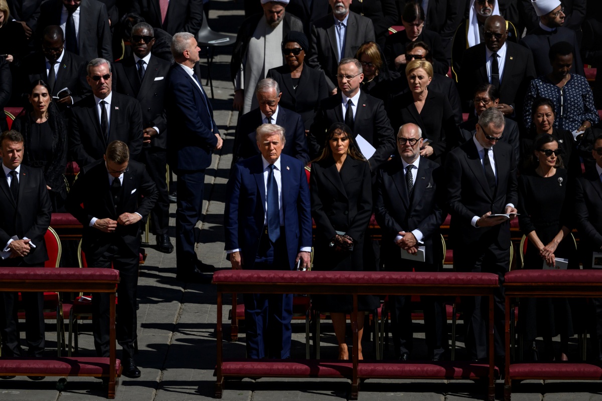 Donald Trump quebra dress code no funeral do papa Francisco