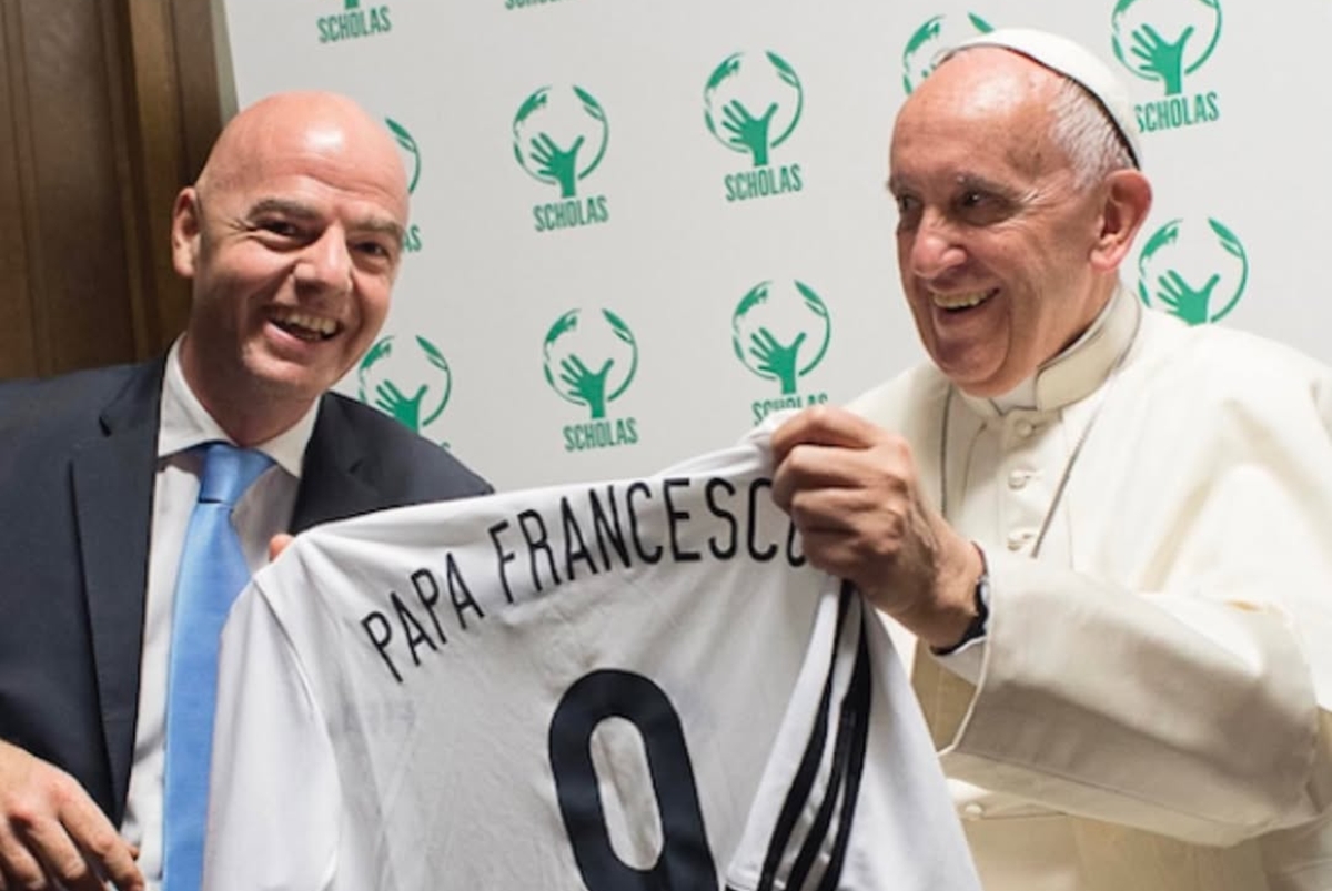 Presidente da Fifa cumprirá promessa que fez ao papa. Saiba qual