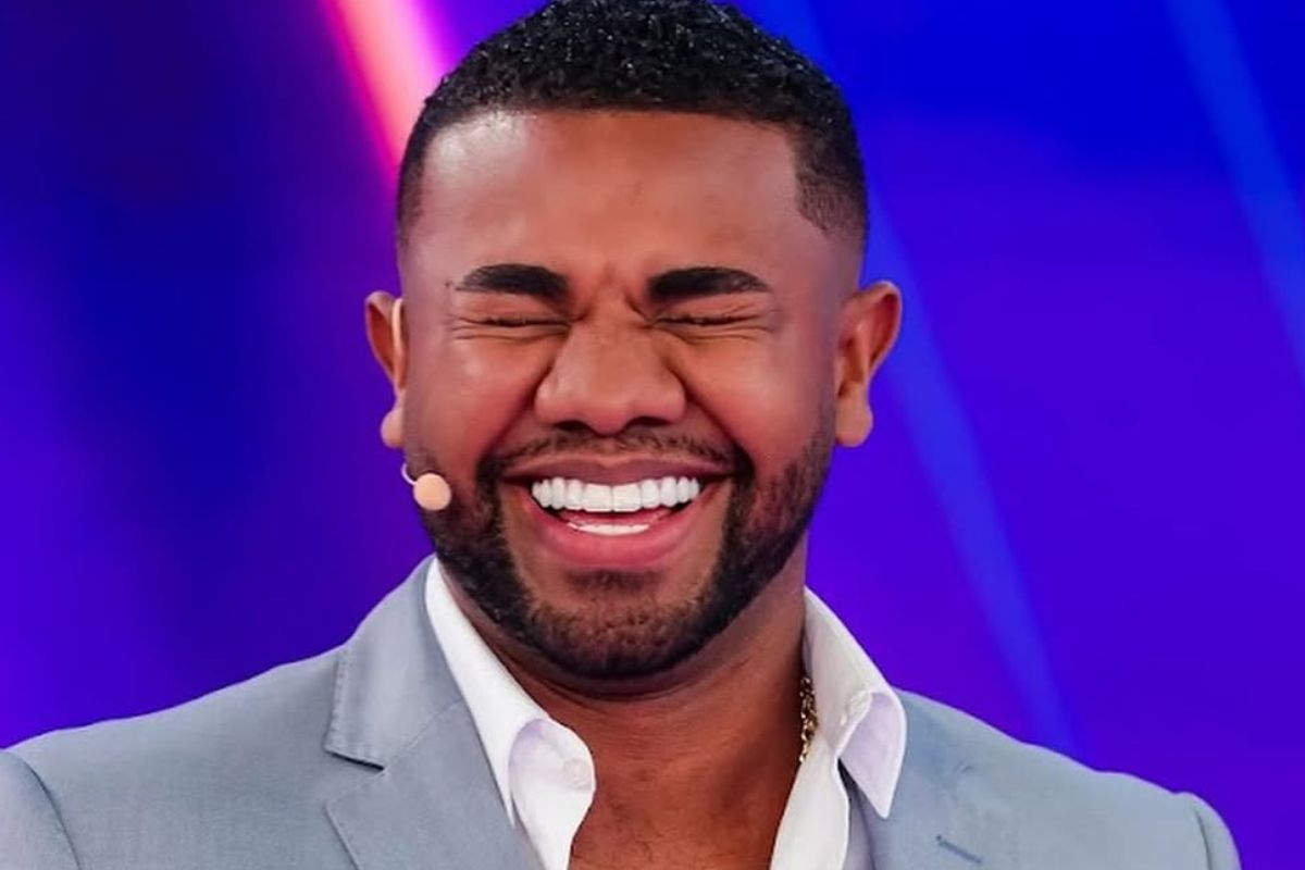 Davi Brito engana família ao publicar foto como papa: “Fake news, né?”