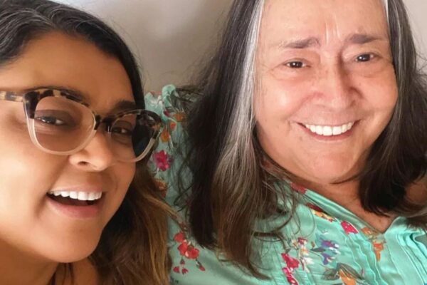 Foto colorida de Sandra Gadelha e Preta Gil - Metrópoles