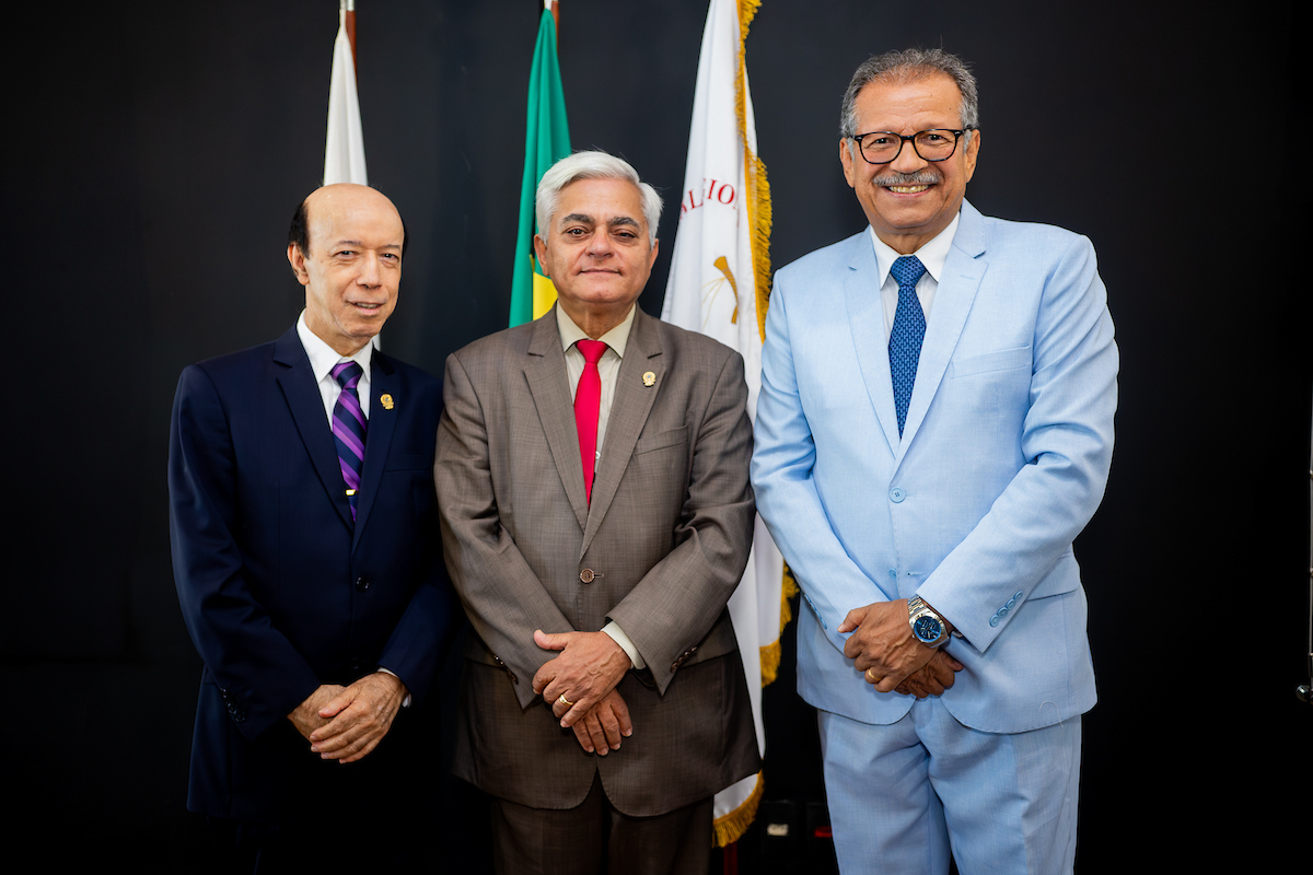 Desembargadores do DF são homenageados pelo TRE em cerimônia